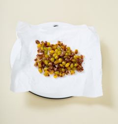 2. 은행은 팬에 식용유를 약간 두르고 볶는다. 껍질이 터지면 키친타월에 얹어 비벼서 껍질을 벗긴다.