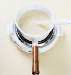 4. 냄비에 ③과 나머지 물 3컵을 넣어 센 불에 끓인다. 끓기 시작하면 중간 불로 줄이고 바닥에 눌어붙지 않도록 잘 저어가며 10분 정도 끓인다. 쌀알이 푹 퍼지면 소금으로 간을 한다.