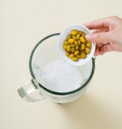 3. 믹서에 쌀과 물 1컵을 넣고 갈다가 곱게 갈리면 은행을 넣고 곱게 간다.