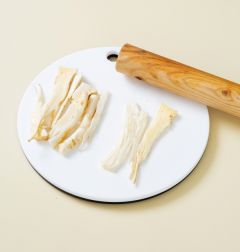 1. 도라지는 껍질을 벗겨 길이로 반으로 갈라 방망이로 두드린다.
(Tip 도라지는 방망이로 두들겨야 섬유질이 부드러워져서 부드럽게 맛볼 수 있다.)