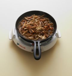 5. 국물이 끓으면 불린 넓적당면을 넣어 센 불 3분 정도 끓인다.
(Tip 당면은 찬물에 넣어 미리 불려둔다.)