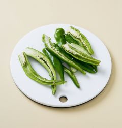 1. 풋고추는 반으로 갈라 씨를 털어낸다.