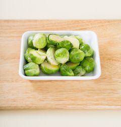 1. 방울 양배추는 물에 씻어 건져 물기를 빼고 큰 것은 반으로 자른다.