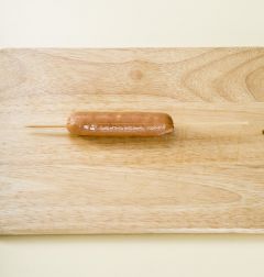 1. 소시지 중앙에 세로로 꼬치를 끼운다.