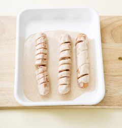 4. 치킨파우더와 물을 섞어 반죽을 만들어 소시지를 돌려가며 옷을 입힌다.
(Tip 치킨파우더가 없다면 튀김가루를 사용해도 된다.)