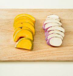 1. 고구마와 단호박은 씻어 껍질째 도톰하게 썬다.