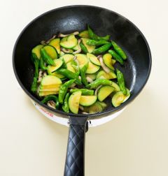 4. 꽈리고추를 넣어 1분 정도 볶다가 참치한스푼을 넣고 소금과 후춧가루로 간을 한고 깨소금을 뿌린다.