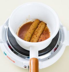 3.냄비에 어묵 조림장 재료를 모두 넣고 끓이다가 꼬치어묵을 넣어 중불에 2분 정도 조린다.