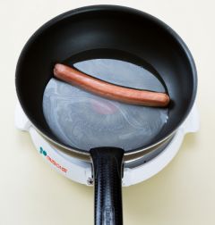 2. 소시지는 끓는 물에 30초 정도 데친다.