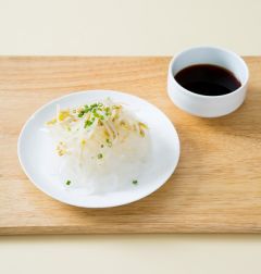 4. 그릇에 청포묵과 숙주를 담고 실파를 뿌리고 초간장을 끼얹어 섞는다.