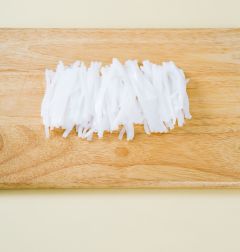 1. 청포묵은 얇게 포를 떠서 곱게 채 썬다. 끓는 물에 투명하게 데쳐 소금과 참기름을 약간씩 넣어 버무린다.