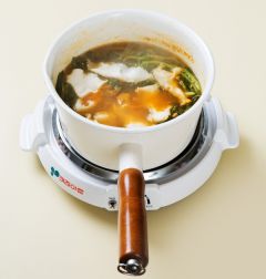 6. 수제비 반죽을 손으로 떼어 넣고 나무주걱으로 젓는다.