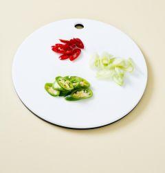 2. 대파, 풋고추, 홍고추는 어슷하게 썬다.