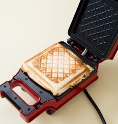 4. 샌드위치 메이커에 넣어 노릇노릇하게 색이 나도록 굽는다.