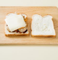 3. 체다 치즈를 얹고 채소를 얹은 다음 식빵을 덮는다.