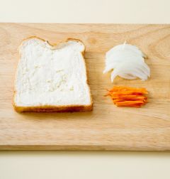 1. 식빵은 한 면에 버터를 바른다. 양파와 당근은 곱게 채 썬다.