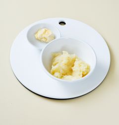 1. 감자는 껍질을 벗기고 큼직하게 썬다. 냄비에 감자를 넣고 물을 자작하게 붓고 소금을 약간 넣고 10분 정도 삶는다. 감자가 익으면 버터를 넣어 섞고 소금과 후춧가루로 간을 한다.