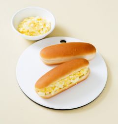 4. 핫도그빵 위쪽에 칼집을 깊게 넣어 감자, 달걀샐러드를 채워 넣는다.