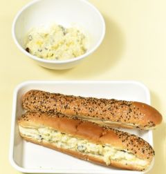 4.또는 샌드위치빵에 고구마 샐러드를 넣어 샌드위치를 만든다.
