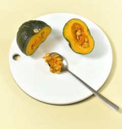 1. 미니 단호박은 반으로 갈라 씨를 긁어낸다.