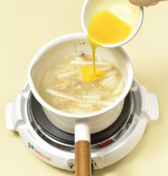 4. 국물이 끓기 시작하면 불을 줄이고 5분 정도 더 끓여 무가 익으면 달걀을 넣어 푼다.