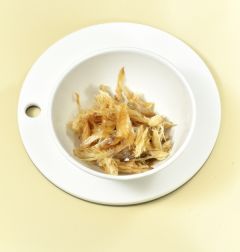 1. 황태채는 물에 담가 씻어 바로 건져 물기를 꼭 짜서 분량의 양념 재료에 버무린다.
(Tip 참치한스푼은 참치액을 발효시킨 액상 조미료로 감칠맛이 나며 없다면 국간장으로 대신한다.)