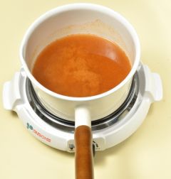 2. 냄비에 물 4컵을 넣고 된장과 고추장을 넣어 잘 푼다.