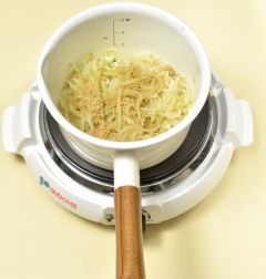 4. 들깨가루를 넣고 소금으로 간을 한다.