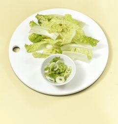 1. 배추 잎은 길쭉하게 썰고 대파는 송송 썬다.