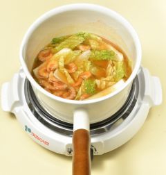 3. 배추 잎과 마른 새우를 넣고 센 불로 끓여 국물이 끓으면 불을 줄이고 10분 정도 푹  끓인다.