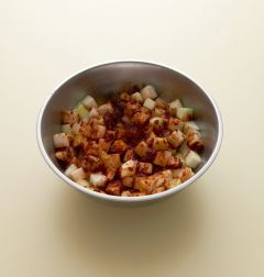 4. 양념에 절인 무를 넣고 골고루 버무린 다음 실파를 넣어 가볍게 섞고 소금으로 간을 맞춘다.