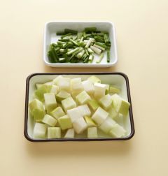 1. 무는 깨끗하게 씻어 2cm 두께로 썰어서 먹기 좋은 크기로 썰고 실파는 2cm 길이로 썬다.