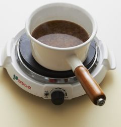 2. 냄비에 물 3컵을 넣고 끓으면 된장을 넣어 푼다.
(Tip 집된장을 넣으면 구수한 맛이 나지만 시판용 된장을 사용한다면 재래식 된장을 구입해서 쓴다.)