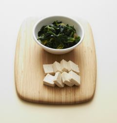 1. 시금치는 물에 씻어 끓는 물에 데쳐 찬물에 헹구어 물기를 짠다. 두부는 먹기 좋은 크기로 썬다.