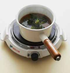 3. 데친 시금치를 넣고  3분 정도 센 불로 끓이다가 다진 마늘을 넣어 1분 정도 끓인다.