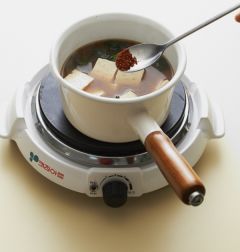 4. 두부와 고춧가루를 넣어 3분 정도 중간 불로 끓여 소금으로 간을 한다.