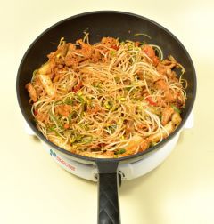 4. 3분 정도 지나 돼지고기가 익기 시작하면 콩나물을 뒤적이면서 섞어서 익힌 다음 통깨를 뿌린다.