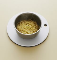 1. 중화면은 끓는 물에 소금을 넣고 삶아서 찬물에 헹구어 물기를 뺀다.