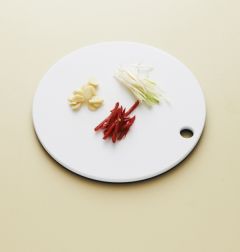 3. 홍고추는 반으로 갈라 어슷하게 썰고 마늘은 편으로 썰고 대파는 채 썬다.