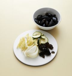 2. 홍합은 껍질째 씻어 건진다. 배추, 양파, 호박은 먹기 좋은 크기로 썰고 목이버섯은 찬물에 불려서 딱딱한 부분을 떼어내고 먹기 좋게 찢는다.