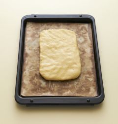 4. 반죽을 반으로 나누어 넓적하게 1cm 두께로 모양을 잡아 180℃로 예열한 오븐에서 20~20분 정도 굽는다.