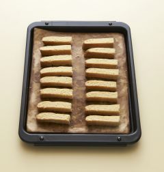 5. 구운 반죽을 충분히 식혀서 1cm 두께로 잘라서 160℃에서 20분 정도 더 굽는다.