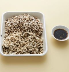 1. 표고버섯과 느타리버섯은 일정한 두께로 다지고 실파는 송송 썬다. 분량의 초간장 재료를 모두 섞는다.