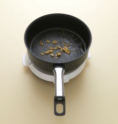 2. 팬에 참기름을 두르고 달구어 다진 마늘을 넣고 중간 불에 볶는다.