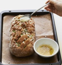 4. 빵 칼집 사이에 모차렐라 치즈, 베이컨, 쪽파를 채우고 버터 소스를 골고루 뿌린 다음 180℃의 오븐에서 15분 정도 굽는다.