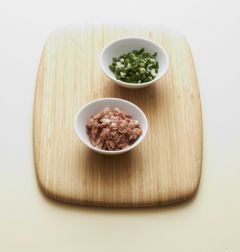 2. 쪽파는 씻어 물기를 빼서 송송 썬다. 베이컨은 잘게 썰어 팬에 살짝 볶는다.