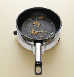 2. 팬을 달구어 식용유를 두르고 다진 마늘을 넣어 볶는다.