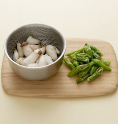 1. 미니 새송이버섯은 물에 살짝 씻어 체에 밭친다. 꽈리고추는 물에 씻어 반으로 어슷하게 썬다.