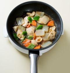 4. 윤기 나게 조려지면 피망을 넣어 살짝 조린다.
(Tip 피망을 넣고 1분 정도 조린다.)