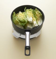 2. 냄비에 다시마를 넣고 연배추를 가지런히 얹은 다음 물 1/4컵을 넣고 뚜껑을 덮고 끓인다. 끓기 시작하면 불을 줄여 연배추가 푹 부르도록 10분 정도 끓인다.